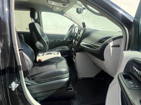 Used 2014 Chrysler Town & Country Touring FWD image 32
