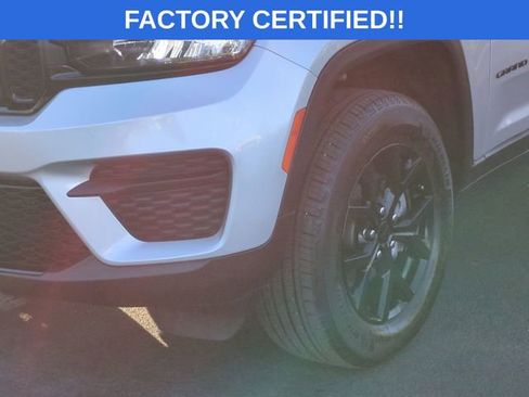 Certified 2024 Jeep Grand Cherokee Altitude image 9
