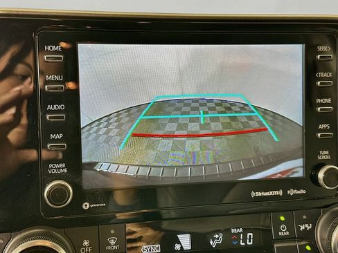 Used 2022 Toyota Highlander XLE FWD image 13
