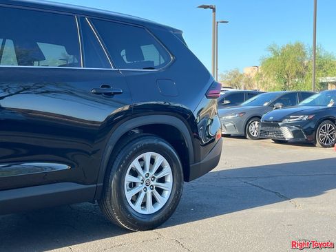 Certified 2025 Toyota Grand Highlander FWD image 11