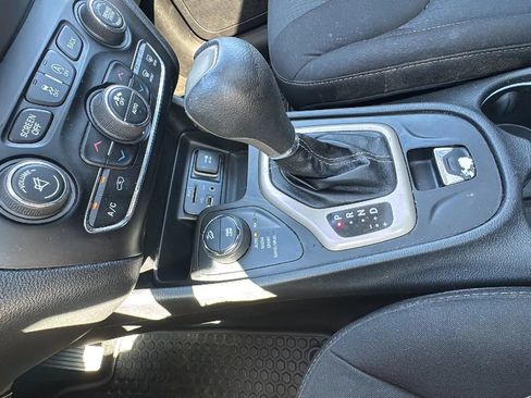 Used 2015 Jeep Cherokee Latitude w/ Comfort/Convenience Group AWD/4WD image 29