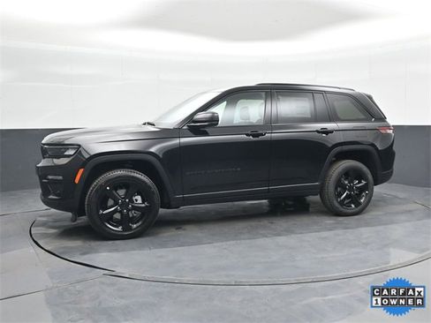 Used 2025 Jeep Grand Cherokee Limited w/ Luxury Tech Group II image 9