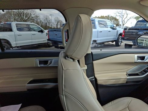 Certified 2022 Ford Explorer Limited w/ Limited Technology Package image 13