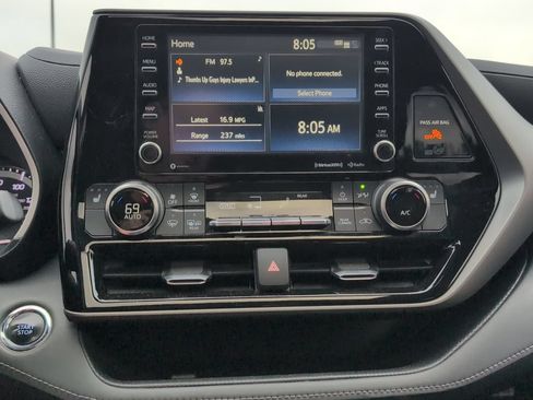 Used 2022 Toyota Highlander XLE AWD/4WD image 19
