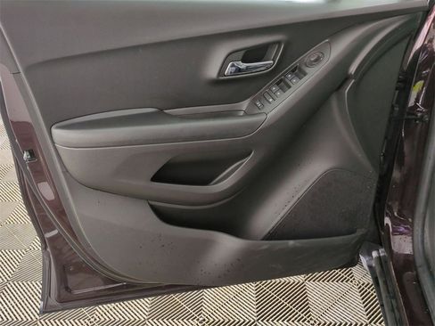 Certified 2022 Chevrolet Trax LT w/ LT Convenience Package image 21