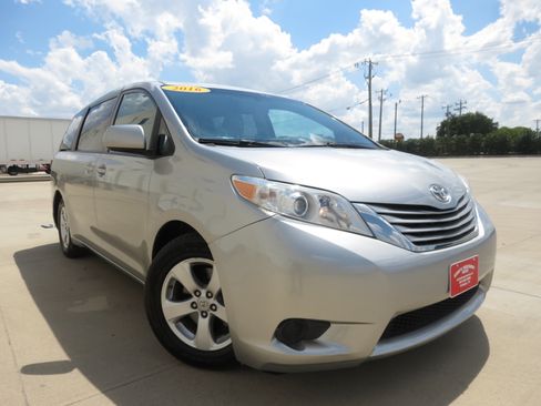 Used 2016 Toyota Sienna LE FWD image 2
