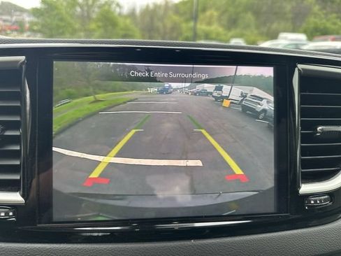 Used 2024 Chrysler Pacifica Touring-L FWD image 26