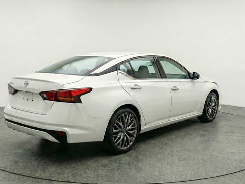 Used 2025 Nissan Altima 2.5 SV FWD image 7