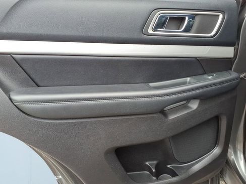 Used 2016 Ford Explorer XLT w/ Equipment Group 202A AWD/4WD image 10