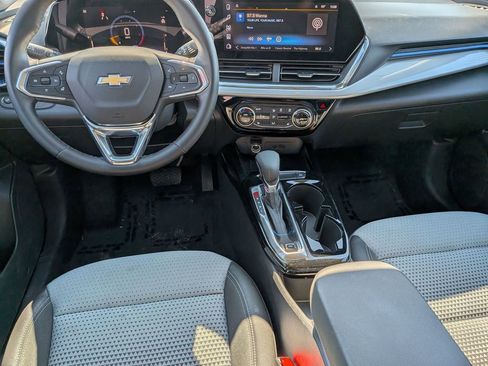 Used 2025 Chevrolet Trax LT w/ LT Convenience Package FWD image 24