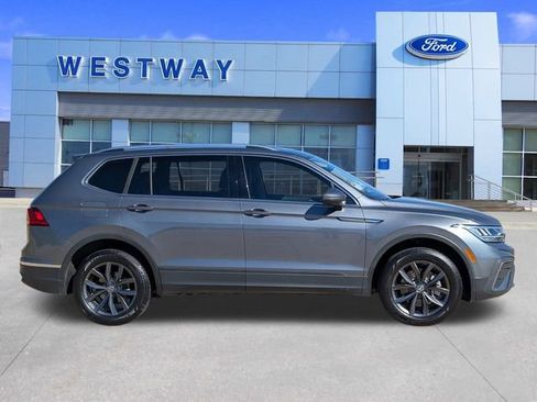 Used 2023 Volkswagen Tiguan SE image 2