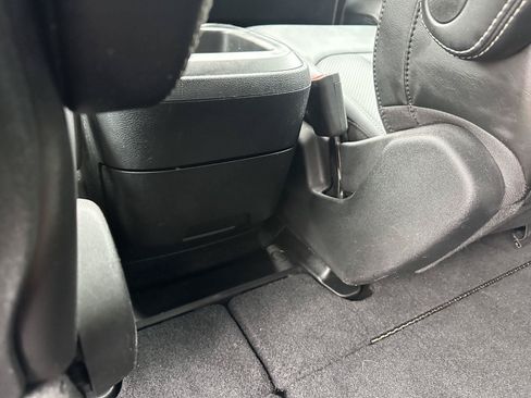 Used 2025 Chrysler Pacifica Select FWD image 13