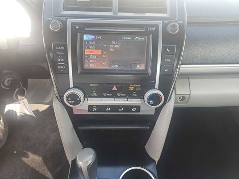 Used 2014 Toyota Camry L image 11