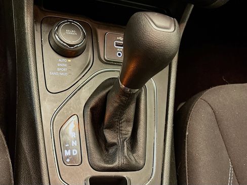 Used 2019 Jeep Cherokee Latitude w/ Popular Appearance Group AWD/4WD image 25