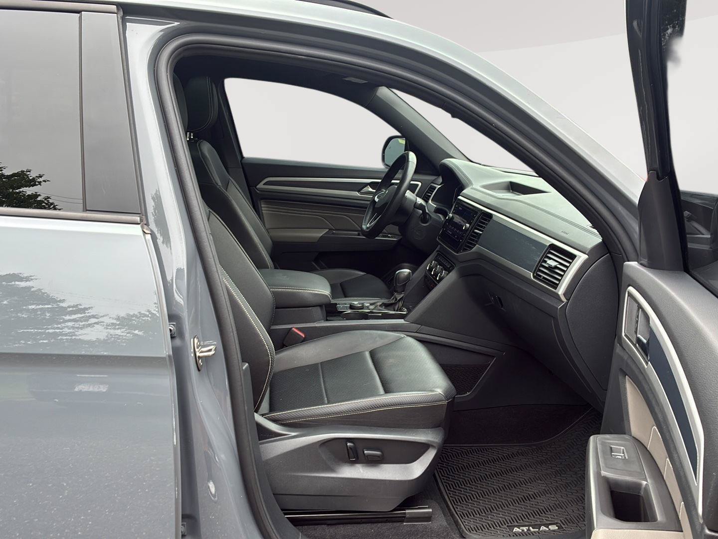 Used 2023 Volkswagen Atlas Cross Sport SEL R-Line AWD/4WD image 17