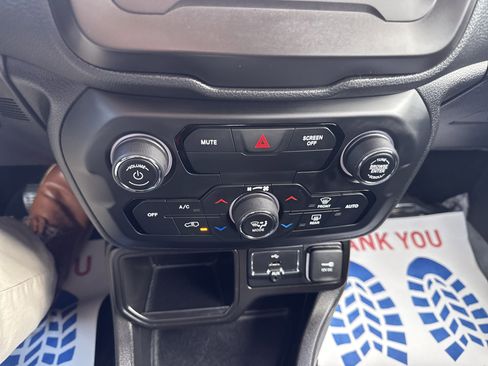 Used 2020 Jeep Renegade Latitude image 26