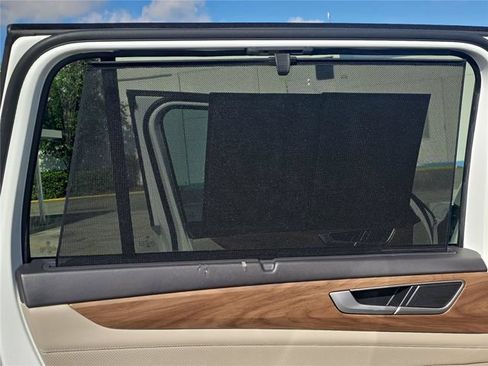 Used 2024 Volkswagen Atlas SE w/ Panoramic Sunroof Package FWD image 11