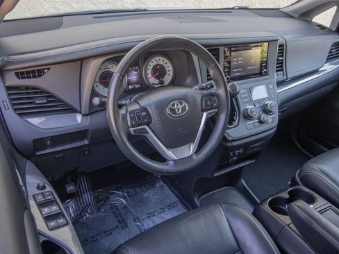 Used 2018 Toyota Sienna SE image 12