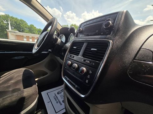 Used 2014 Dodge Grand Caravan American Value Package FWD image 25