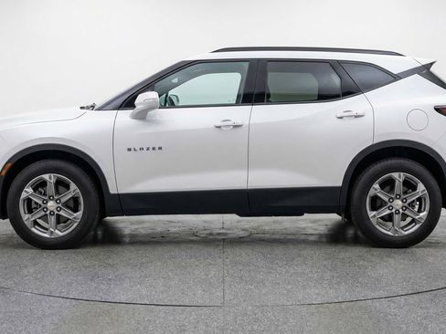 Used 2025 Chevrolet Blazer LT image 3