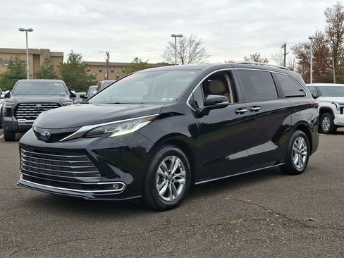 Certified 2024 Toyota Sienna Limited image 3