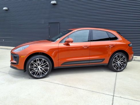 Certified 2024 Porsche Macan AWD/4WD image 2