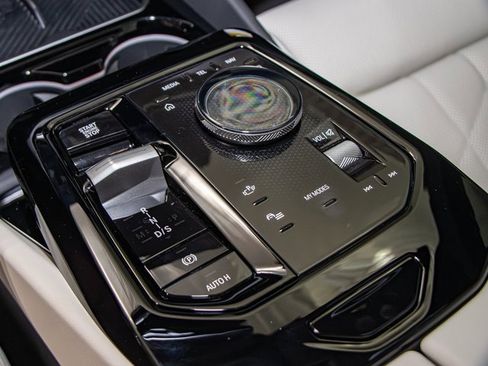 Used 2026 BMW 550e xDrive image 19