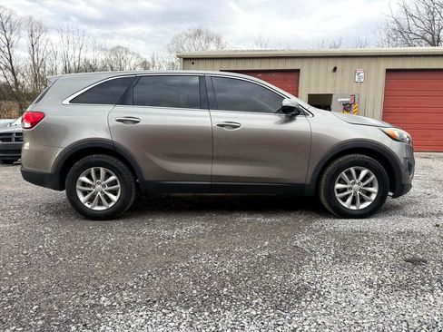 Used 2017 Kia Sorento L image 2
