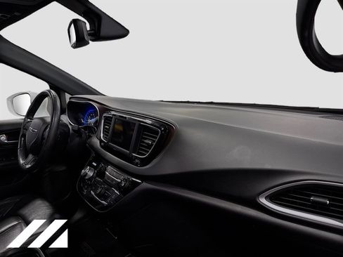 Used 2020 Chrysler Pacifica Touring-L FWD image 31