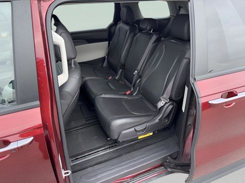 Used 2024 Kia Carnival LX image 28