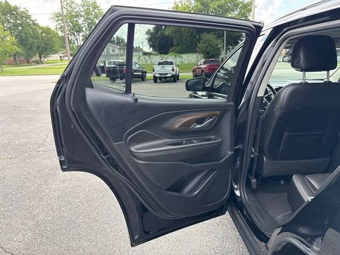 Used 2020 GMC Terrain Denali w/ Denali Premium Package FWD image 12