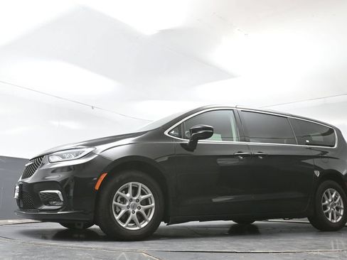Used 2024 Chrysler Pacifica Touring-L FWD image 53