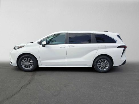 Used 2023 Toyota Sienna LE FWD image 6