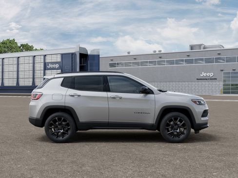 New 2026 Jeep Compass Latitude image 32