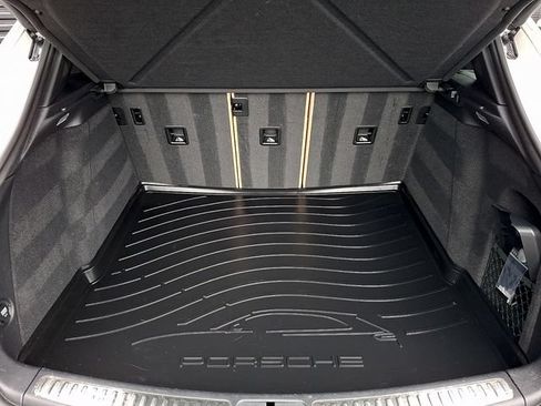 Certified 2021 Porsche Macan AWD/4WD image 33
