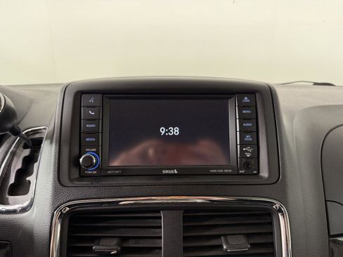 Used 2016 Dodge Grand Caravan SXT w/ UConnect Hands-Free Group FWD image 5