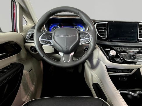 Used 2023 Chrysler Pacifica Limited w/ Uconnect Theater Family Group AWD/4WD image 8