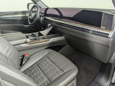 Used 2025 Cadillac Escalade Premium Luxury Platinum image 23