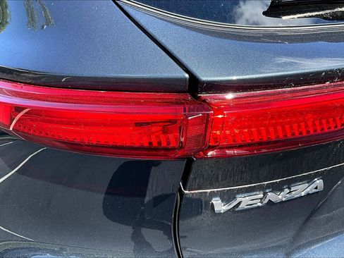 Used 2024 Toyota Venza LE AWD/4WD image 23