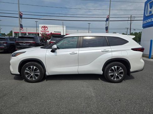 Used 2024 Toyota Highlander XLE AWD/4WD image 8