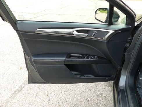 Used 2017 Ford Fusion SE w/ Equipment Group 201A FWD image 21
