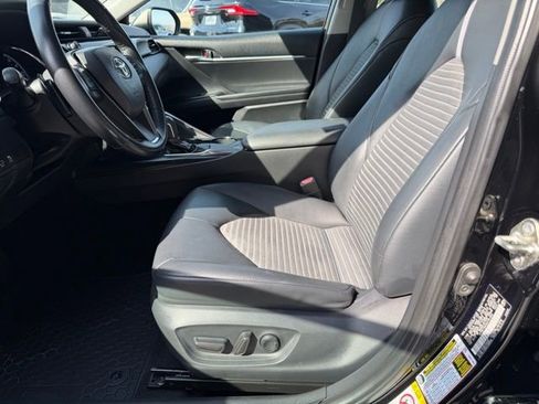 Used 2019 Toyota Camry SE w/ Carpet Mat Package image 9