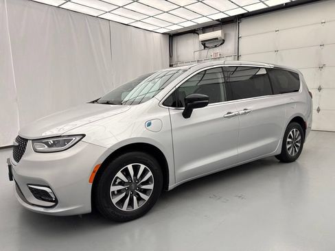 Used 2024 Chrysler Pacifica Limited FWD image 3