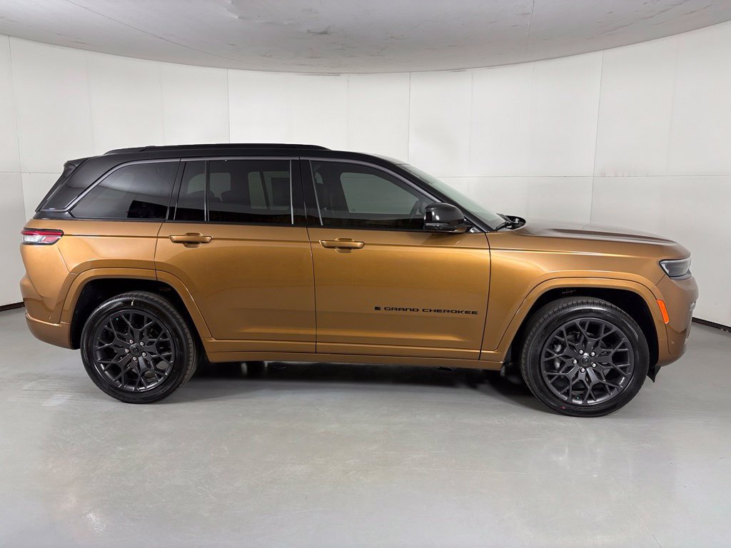 New 2027 Jeep Grand Cherokee Summit w/ Adv Protech Group IV AWD/4WD image 9