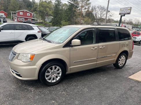 Used 2014 Chrysler Town & Country Touring image 8