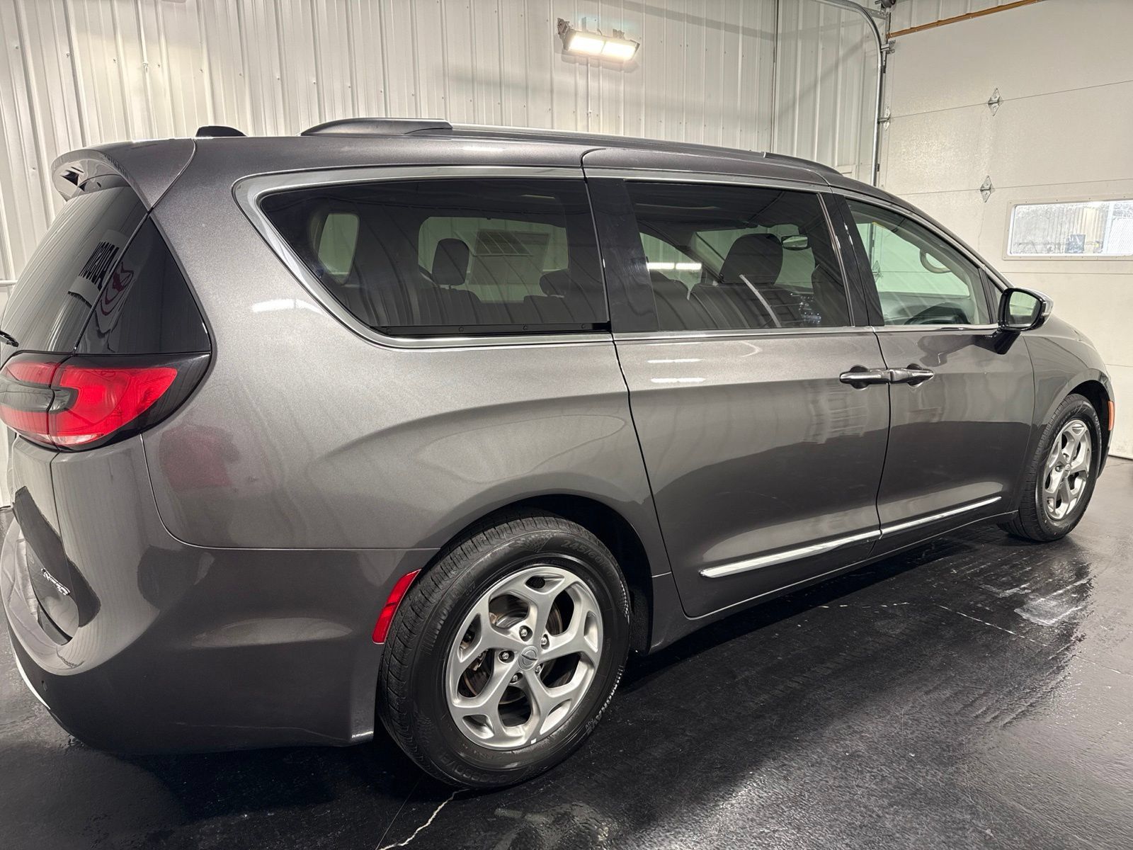 Used 2023 Chrysler Pacifica Limited FWD image 5