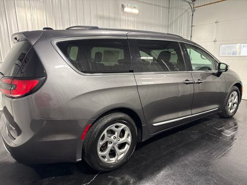 Used 2023 Chrysler Pacifica Limited FWD image 5