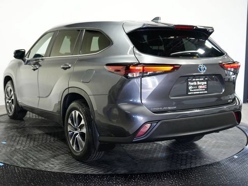 Used 2024 Toyota Highlander XLE AWD/4WD image 6