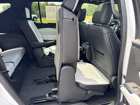 Used 2025 Chevrolet Traverse High Country w/ LPO, Floor Liner Package FWD image 17