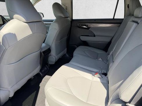 New 2026 Toyota Highlander Limited AWD/4WD image 9